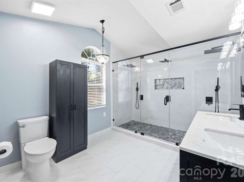 10409 Northwoods Forest Drive, Charlotte, NC 28214.  MLS# CAR4421652, YatesRealty ID 48987. 