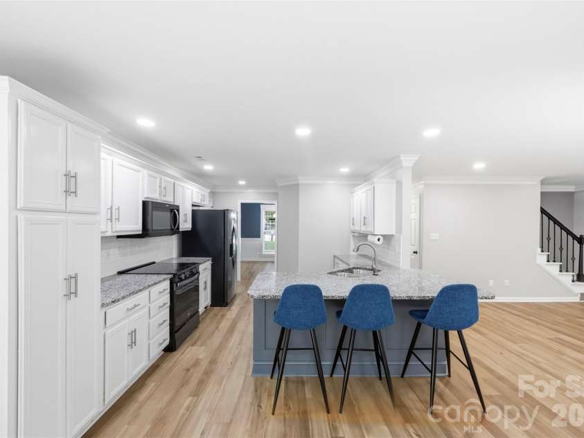 10409 Northwoods Forest Drive, Charlotte, NC 28214.  MLS# CAR4421652, YatesRealty ID 48987. 