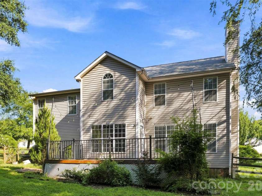 10409 Northwoods Forest Drive, Charlotte, NC 28214.  MLS# CAR4421652, YatesRealty ID 48987. 