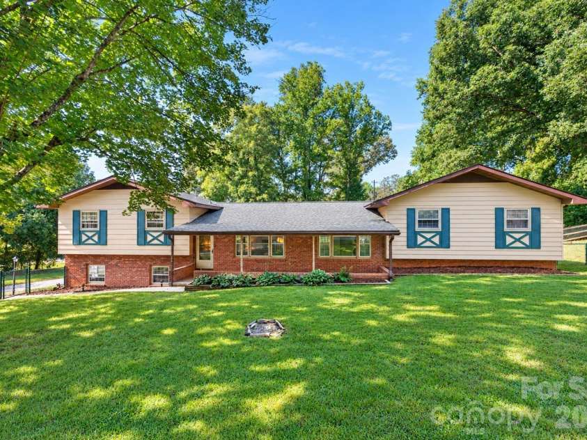 2 Independence Boulevard, Asheville, NC 28805.  MLS# CAR4419918, YatesRealty ID 48988. Welcome to 2 Independence Blvd!