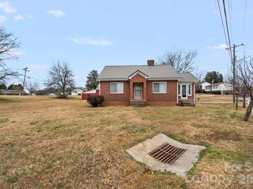 1001 Clemmonsville Road, Winston Salem, NC 27127.  MLS# CAR4341471, YatesRealty ID 4899. 