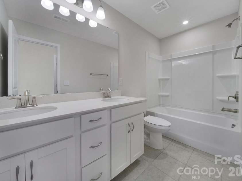 13348 Savaine Street, Charlotte, NC 28278.  MLS# CAR4420023, YatesRealty ID 48992. Second Floor Full Bathroom