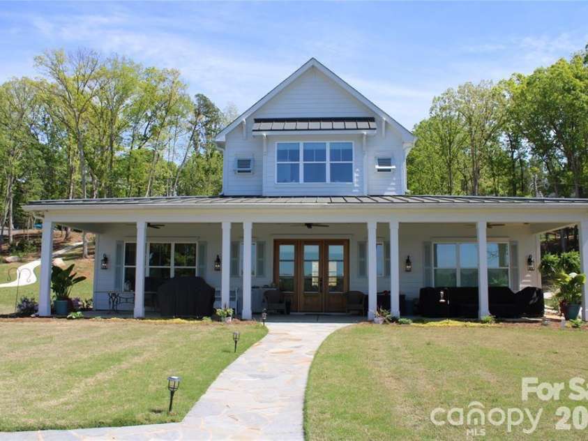 8838 Lynn Parker Lane, Charlotte, NC 28278.  MLS# CAR4419894, YatesRealty ID 48997. 