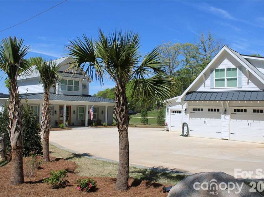 8838 Lynn Parker Lane, Charlotte, NC 28278.  MLS# CAR4419894, YatesRealty ID 48997. 
