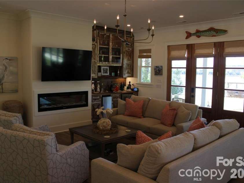 8838 Lynn Parker Lane, Charlotte, NC 28278.  MLS# CAR4419894, YatesRealty ID 48997. 