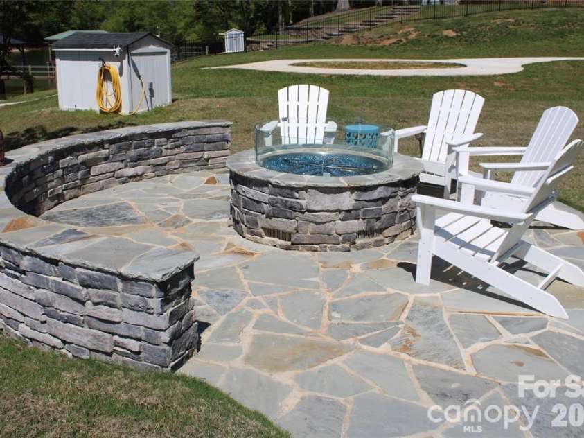 8838 Lynn Parker Lane, Charlotte, NC 28278.  MLS# CAR4419894, YatesRealty ID 48997. 