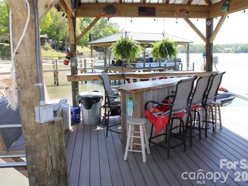 8838 Lynn Parker Lane, Charlotte, NC 28278.  MLS# CAR4419894, YatesRealty ID 48997. 