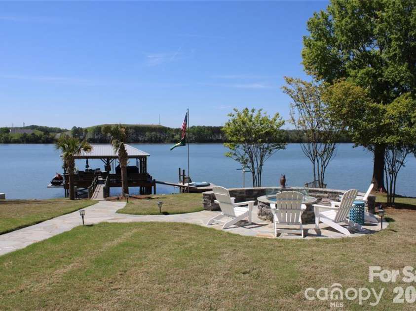 8838 Lynn Parker Lane, Charlotte, NC 28278.  MLS# CAR4419894, YatesRealty ID 48997. 