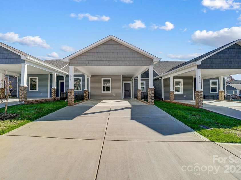 1523 28th Street Place, Hickory, NC 28602.  MLS# CAR4168324, YatesRealty ID 490. 