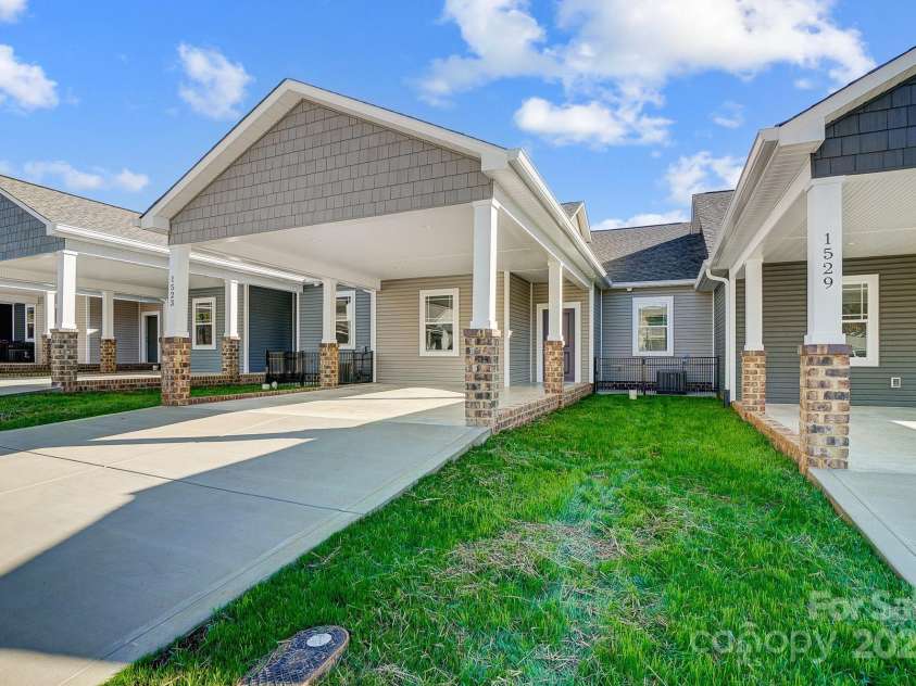 1523 28th Street Place, Hickory, NC 28602.  MLS# CAR4168324, YatesRealty ID 490. 