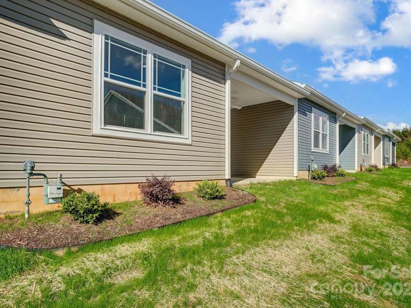 1523 28th Street Place, Hickory, NC 28602.  MLS# CAR4168324, YatesRealty ID 490. 