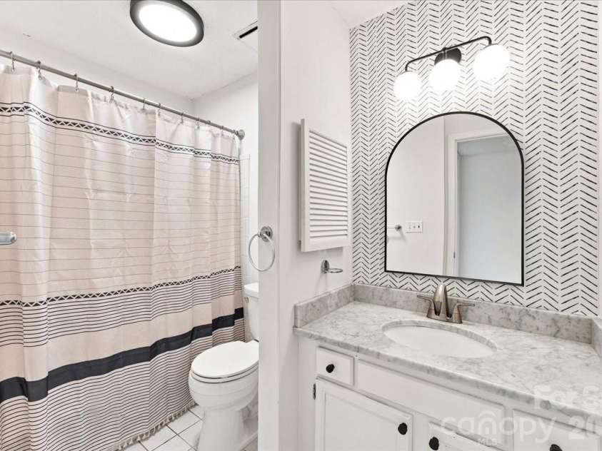 419 8th Street, Charlotte, NC 28202.  MLS# CAR4421707, YatesRealty ID 49009. Full bathroom