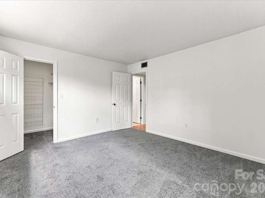 419 8th Street, Charlotte, NC 28202.  MLS# CAR4421707, YatesRealty ID 49009. Owners' Suite