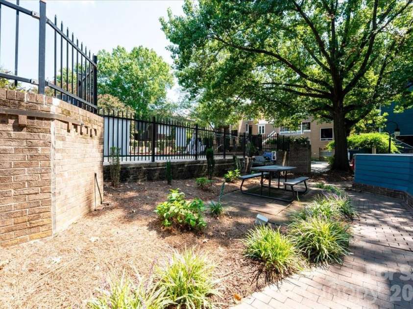 419 8th Street, Charlotte, NC 28202.  MLS# CAR4421707, YatesRealty ID 49009. Picnic area