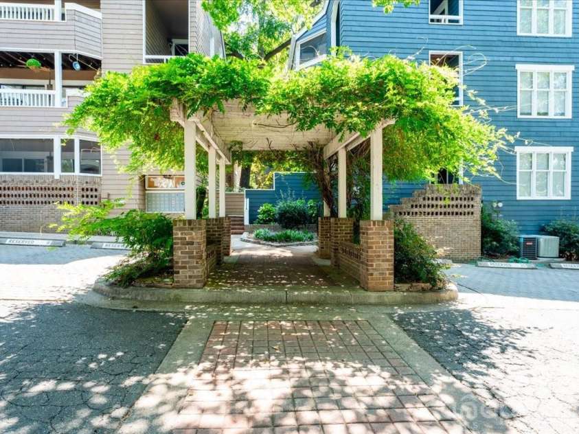 419 8th Street, Charlotte, NC 28202.  MLS# CAR4421707, YatesRealty ID 49009. The beautiful grounds of Springfield Square