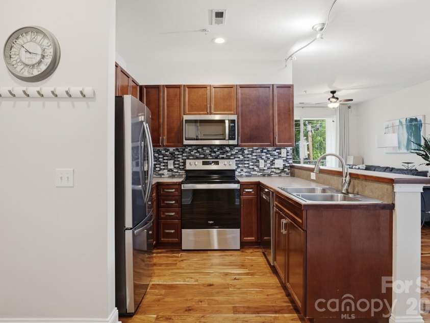 1308 Kenilworth Avenue, Charlotte, NC 28203.  MLS# CAR4386700, YatesRealty ID 4901. Kitchen