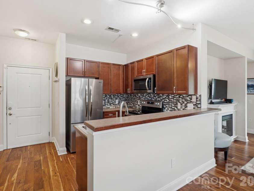 1308 Kenilworth Avenue, Charlotte, NC 28203.  MLS# CAR4386700, YatesRealty ID 4901. Kitchen View from Dining Area