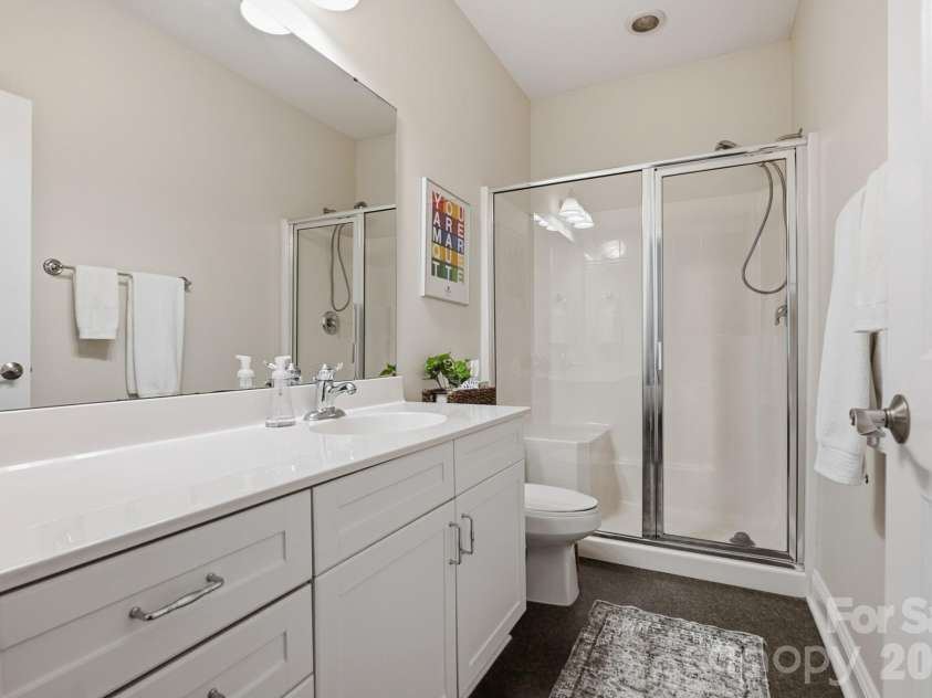 1308 Kenilworth Avenue, Charlotte, NC 28203.  MLS# CAR4386700, YatesRealty ID 4901. Primary Bath