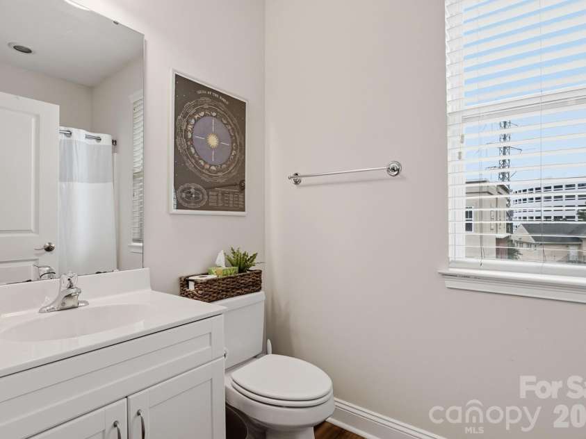 1308 Kenilworth Avenue, Charlotte, NC 28203.  MLS# CAR4386700, YatesRealty ID 4901. Second Bath
