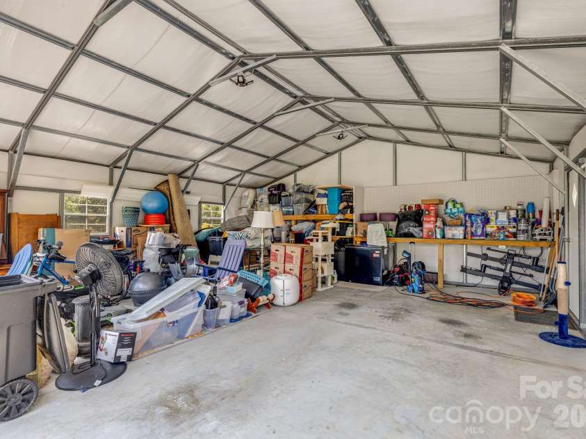 582 John Henry Road, Burnsville, NC 28714.  MLS# CAR4421454, YatesRealty ID 49014. Spacious 600 sq. ft. garage