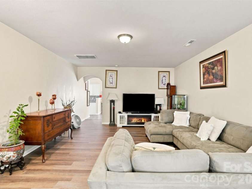 4008 Tulocay Lane, Charlotte, NC 28215.  MLS# CAR4421466, YatesRealty ID 49019. 