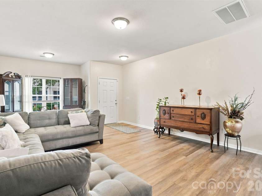 4008 Tulocay Lane, Charlotte, NC 28215.  MLS# CAR4421466, YatesRealty ID 49019. 
