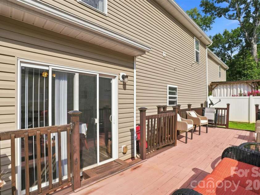 4008 Tulocay Lane, Charlotte, NC 28215.  MLS# CAR4421466, YatesRealty ID 49019. 