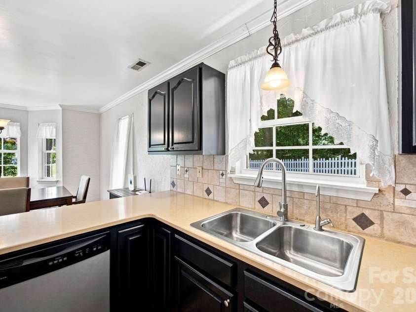 712 Wildwood Drive, Salisbury, NC 28146.  MLS# CAR4421880, YatesRealty ID 49020. 