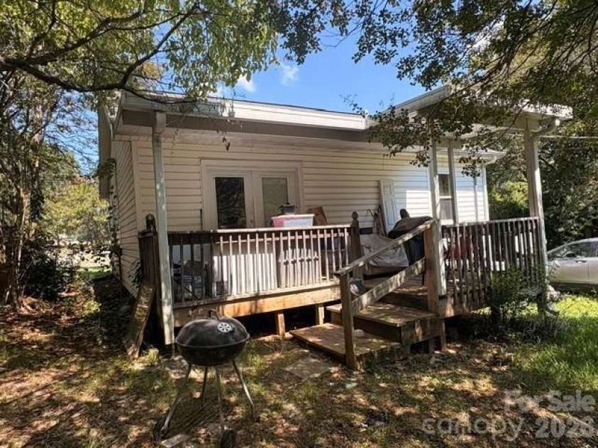 142 Catawba Avenue, Mount Holly, NC 28120.  MLS# CAR4420293, YatesRealty ID 49024. 