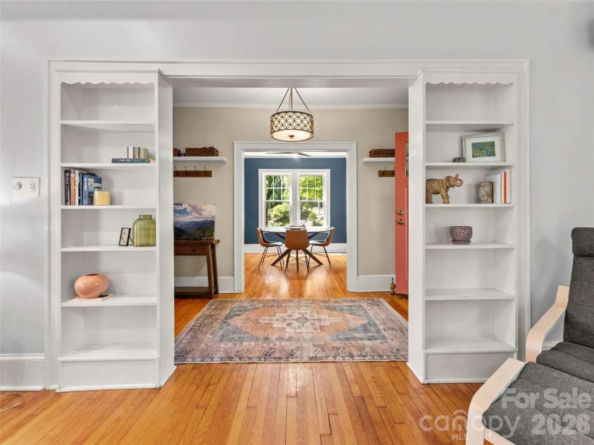 1 Kenilworth Road, Asheville, NC 28803.  MLS# CAR4420250, YatesRealty ID 49025. 