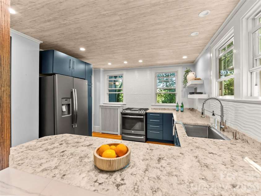 1 Kenilworth Road, Asheville, NC 28803.  MLS# CAR4420250, YatesRealty ID 49025. 
