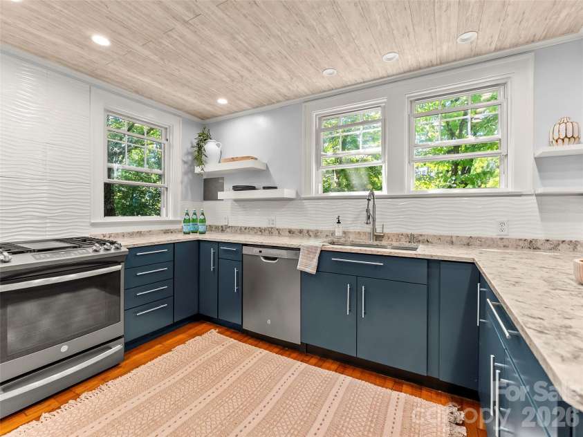 1 Kenilworth Road, Asheville, NC 28803.  MLS# CAR4420250, YatesRealty ID 49025. 