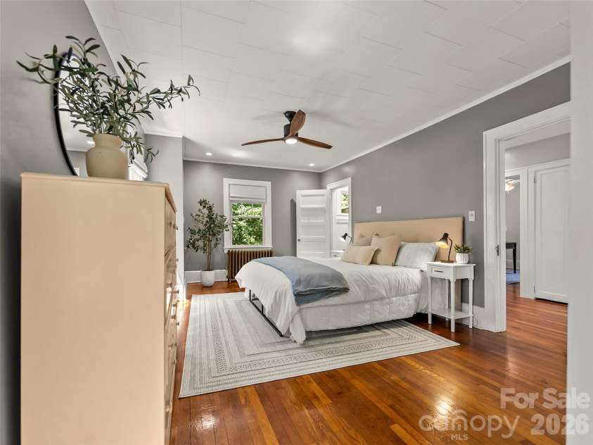 1 Kenilworth Road, Asheville, NC 28803.  MLS# CAR4420250, YatesRealty ID 49025. 