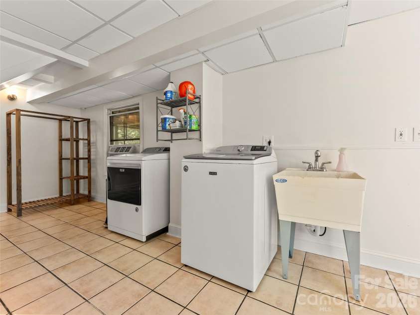 1 Kenilworth Road, Asheville, NC 28803.  MLS# CAR4420250, YatesRealty ID 49025. 