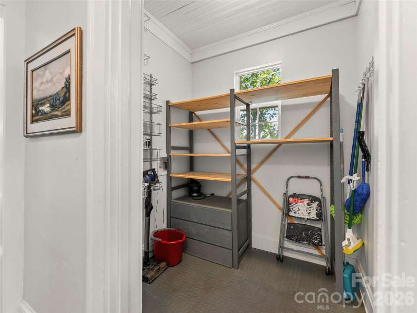 1 Kenilworth Road, Asheville, NC 28803.  MLS# CAR4420250, YatesRealty ID 49025. 