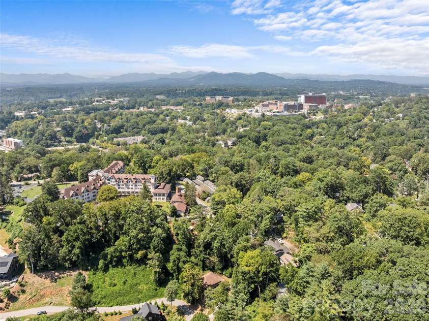 1 Kenilworth Road, Asheville, NC 28803.  MLS# CAR4420250, YatesRealty ID 49025. 