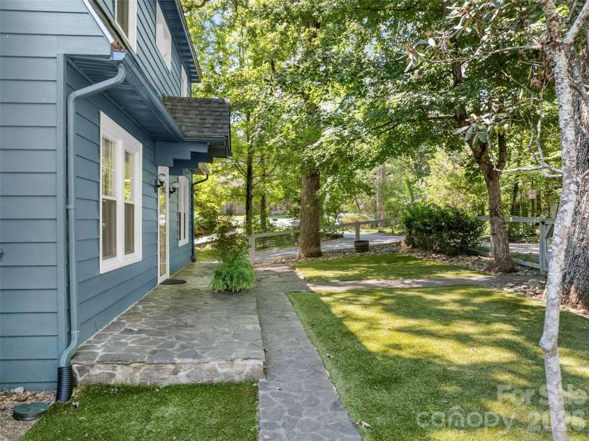 1 Kenilworth Road, Asheville, NC 28803.  MLS# CAR4420250, YatesRealty ID 49025. 