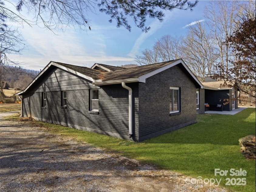 1109 Prestonwood Drive, Hendersonville, NC 28739.  MLS# CAR4330325, YatesRealty ID 4903. 