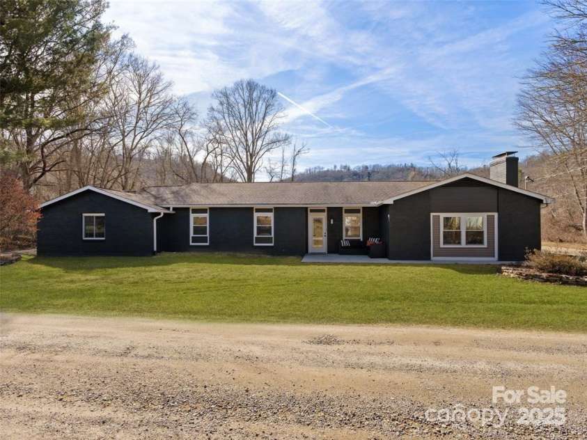 1109 Prestonwood Drive, Hendersonville, NC 28739.  MLS# CAR4330325, YatesRealty ID 4903. 