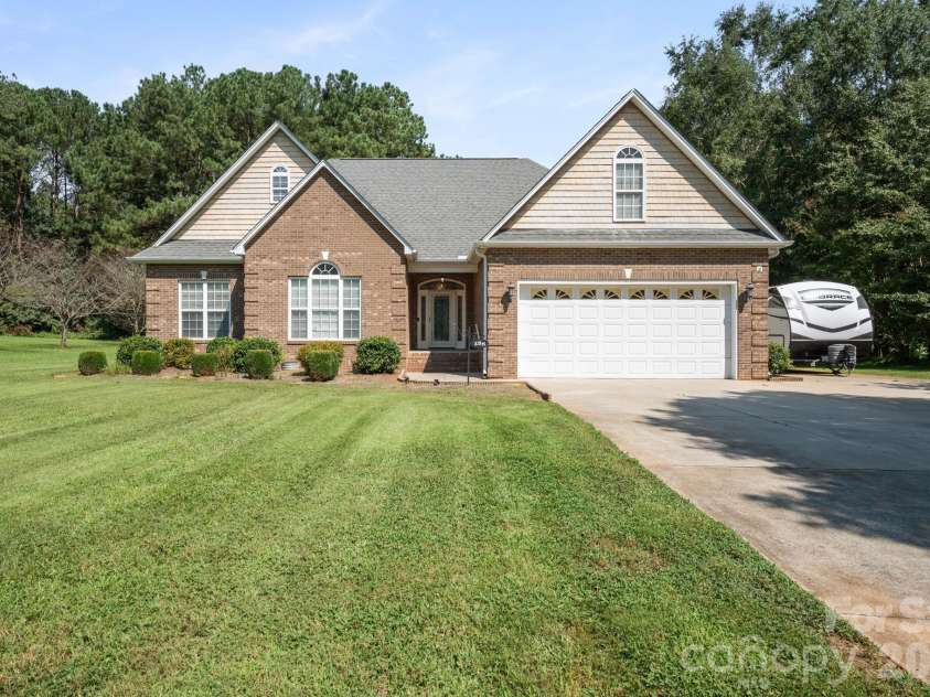 136 Gibralter Point Road, Dallas, NC 28034.  MLS# CAR4420385, YatesRealty ID 49034. 
