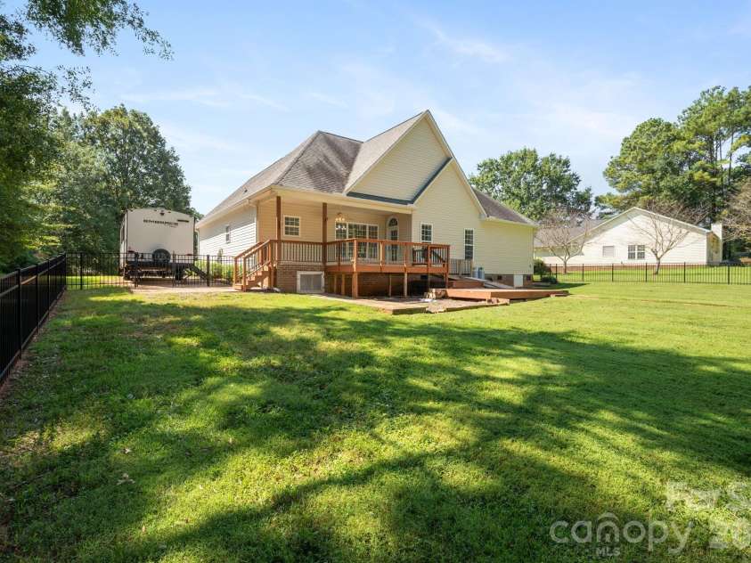 136 Gibralter Point Road, Dallas, NC 28034.  MLS# CAR4420385, YatesRealty ID 49034. 
