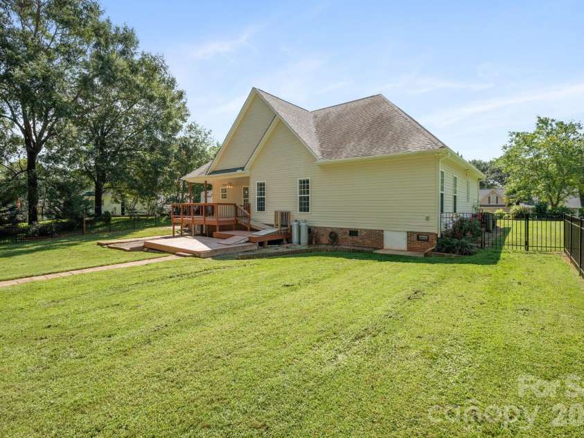 136 Gibralter Point Road, Dallas, NC 28034.  MLS# CAR4420385, YatesRealty ID 49034. 