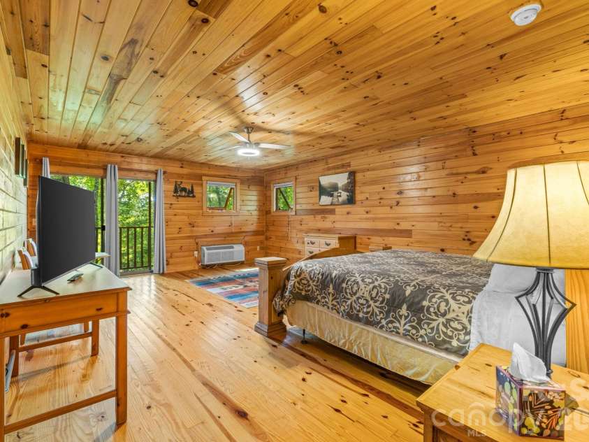 55  57 Observation Point Drive, Bryson City, NC 28713.  MLS# CAR4421919, YatesRealty ID 49038. 