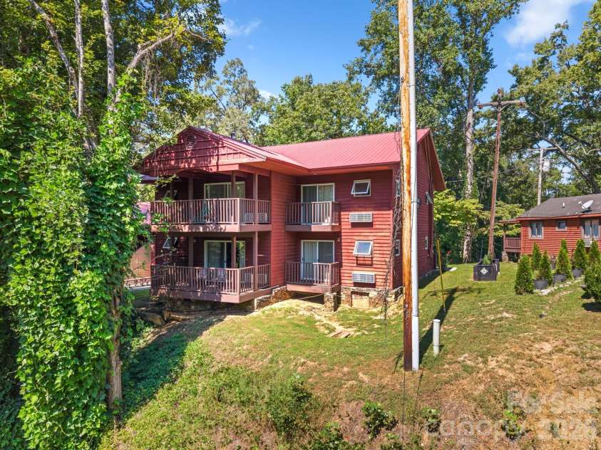 55  57 Observation Point Drive, Bryson City, NC 28713.  MLS# CAR4421919, YatesRealty ID 49038. 