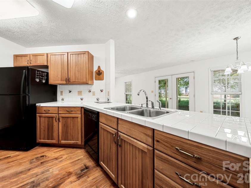 142 harbor point Drive, Cherryville, NC 28021.  MLS# CAR4406785, YatesRealty ID 49042. 