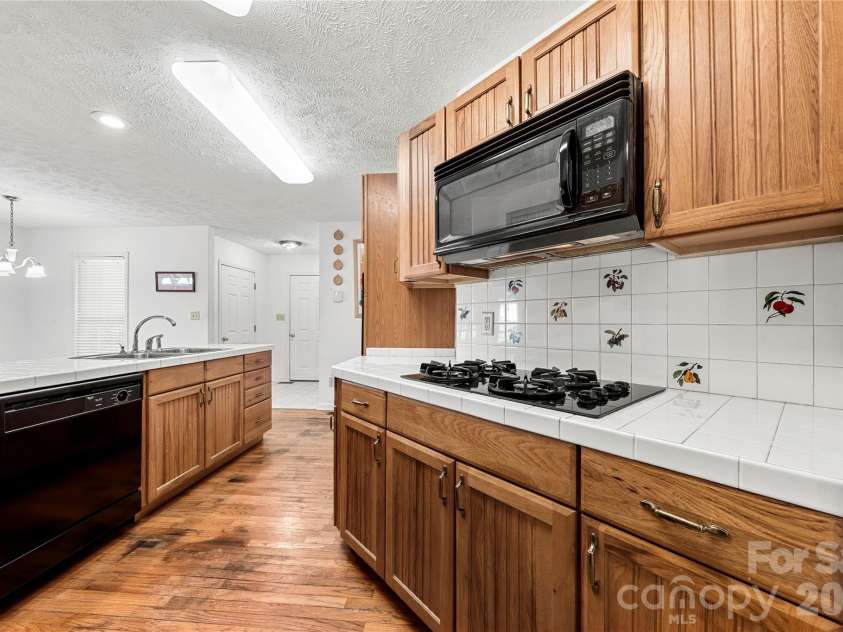 142 harbor point Drive, Cherryville, NC 28021.  MLS# CAR4406785, YatesRealty ID 49042. 