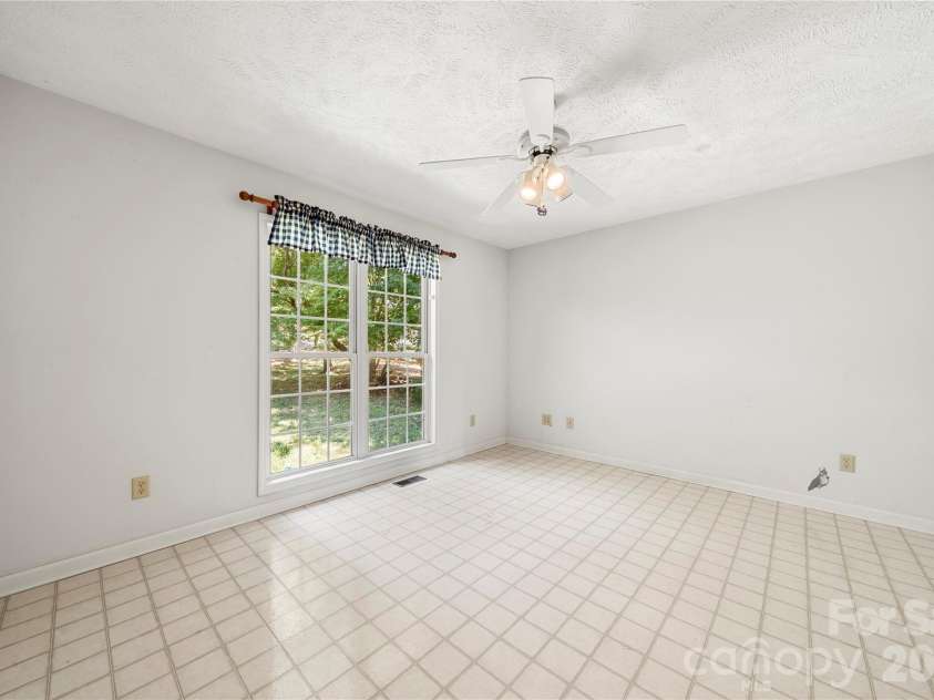 142 harbor point Drive, Cherryville, NC 28021.  MLS# CAR4406785, YatesRealty ID 49042. 