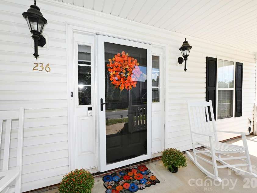 236 17th Avenue, Hickory, NC 28602.  MLS# CAR4421627, YatesRealty ID 49043. 236 17th Ave SE Hickory looks like your next home !