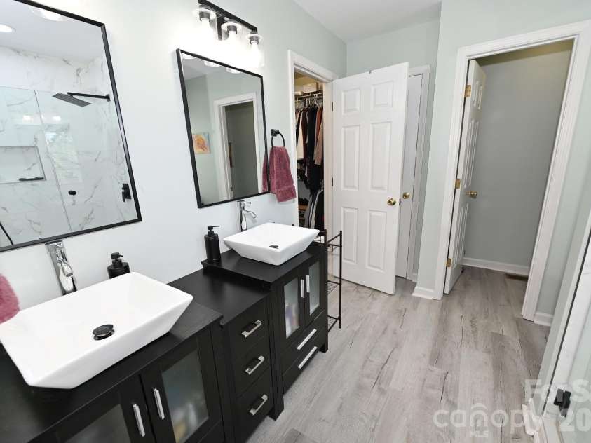 236 17th Avenue, Hickory, NC 28602.  MLS# CAR4421627, YatesRealty ID 49043. Primary bathroom