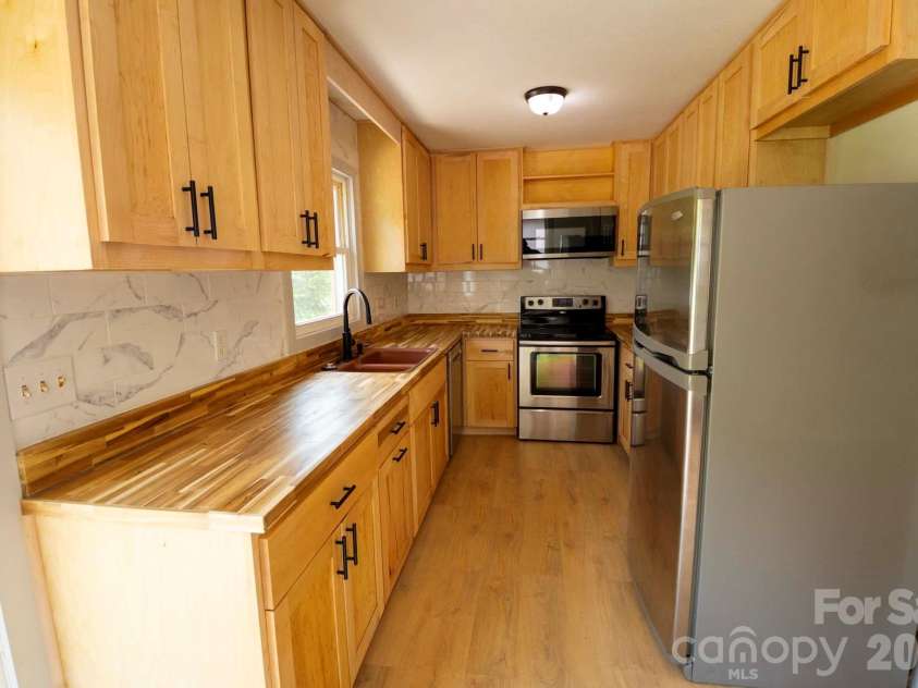 317 Brickyard Road, Asheville, NC 28806.  MLS# CAR4414961, YatesRealty ID 49047. Custom Cabinetry